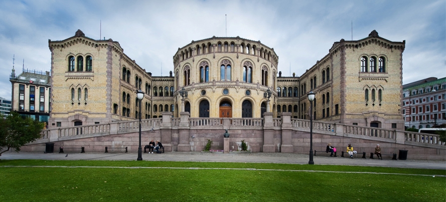Stortinget stuðul nýmenning.jpg