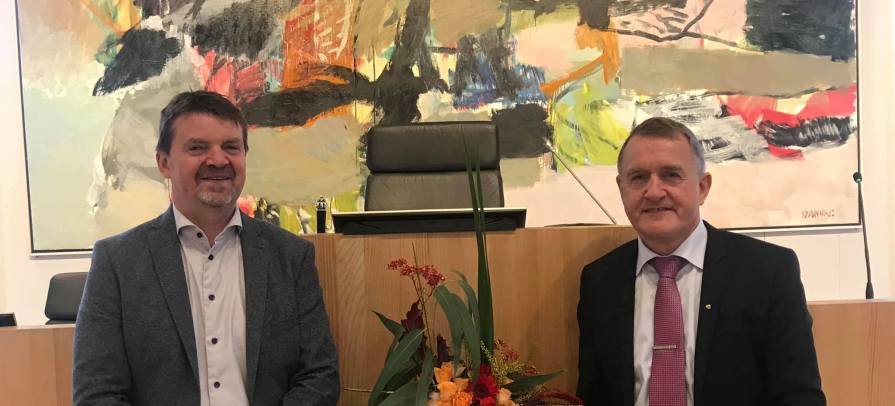 Miðflokkurin Mentamál Bill Og Jenis